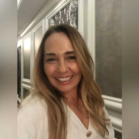 LIKE This Post for Live Show Notifications - Picture 1 of 4